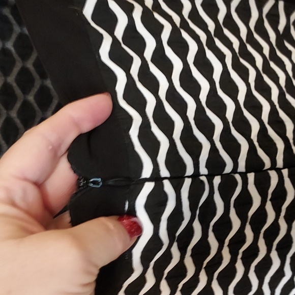 R & M Richards Petite Black and White Geometric Wave Pattern Wide Strap Dress 14 - Picture 5 of 8